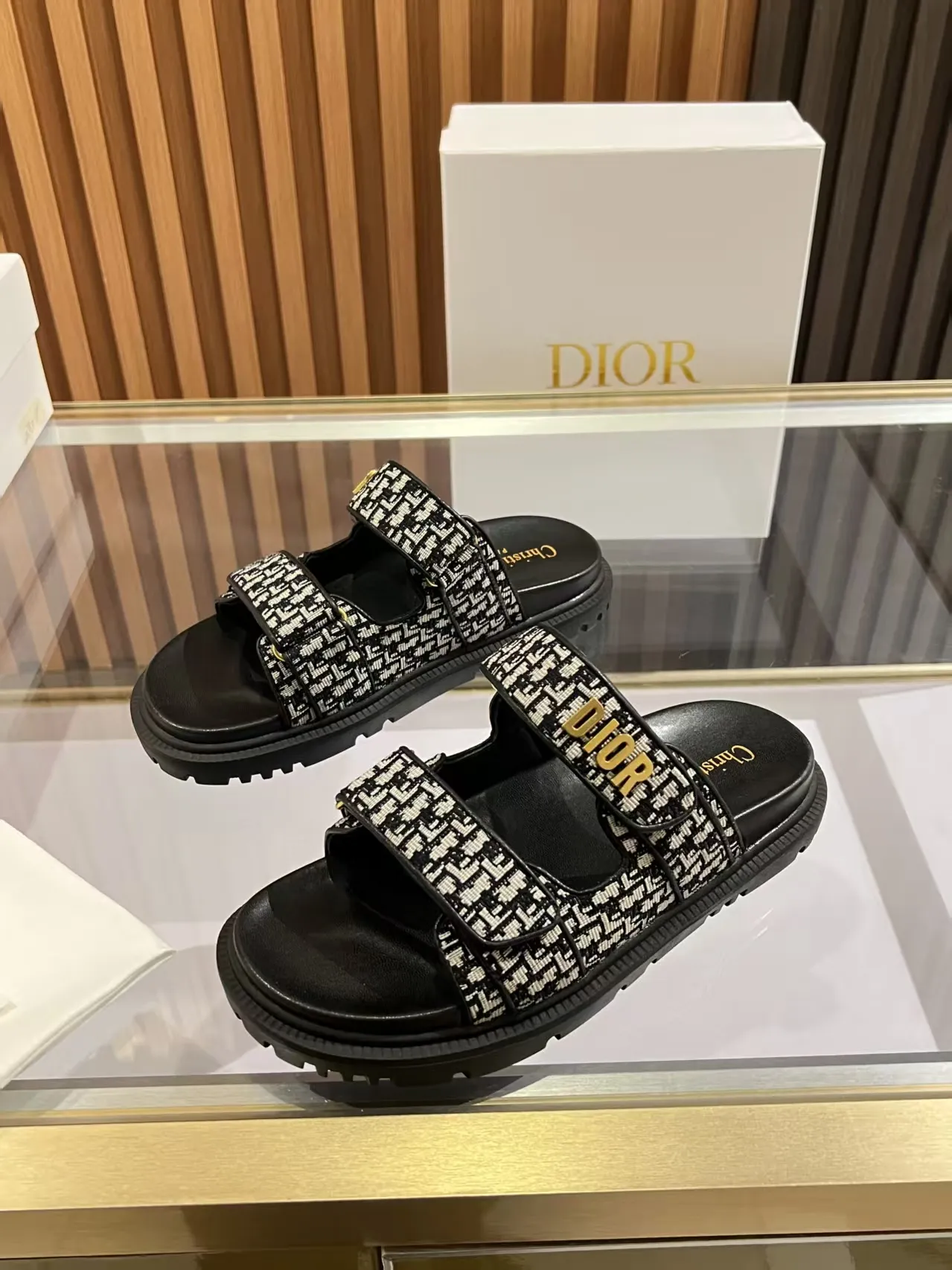 👟👟Ex-factory price 480👟👟 Dior classic popular sandals Step into the fashion territory of Dior slippers and encounter the ultimate fusion of elegance and comfort. The upper is engraved with the Christian Dior Paris logo using exquisite embroidery technology. The delicate stitching tells the brand's profound heritage and is fully recognizable.   Made of high-quality materials, it feels soft and fits your feet, as if it is a gentle care tailor-made for your feet. The sole is carefully designed and engraved with Christian Dior's lucky star symbol. It is not only a beautiful embellishment, but also provides reliable grip, making every step steady and secure.   It has a simple design and is easy to put on and take off. Whether it is a lazy weekend or a pleasant vacation, it can be easily adapted. Whether paired with casual shorts, casual jeans, or an elegant dress, Dior slippers can instantly enhance the overall style and show a casual fashion attitude.   Dior slippers, in the name of fashion, inject luxurious charm into your life and accompany you with every step you take with confidence and elegance. Material: Fine genuine cowhide upper, outsole, TPR, non-slip and wear-resistant, code number: 35-41 (42 customized)